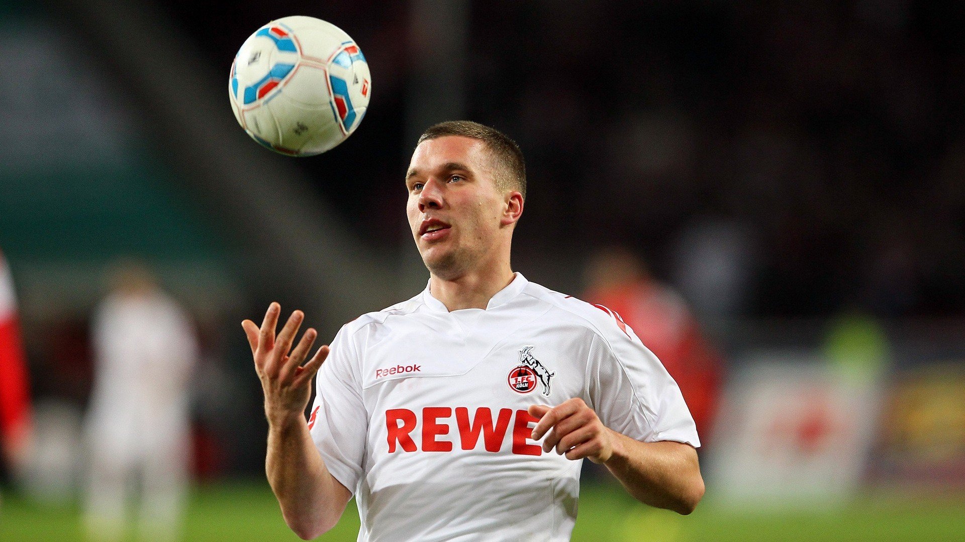 开云体育全站-“德甲激烈比拼，领头羊不断迎战挑战”，德甲老大